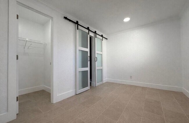 Building Photo - 736 Neil Rd