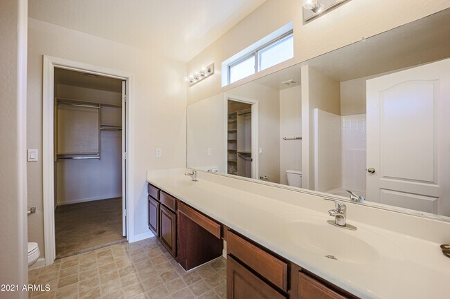 Building Photo - 10938 W Meadowbrook Ave