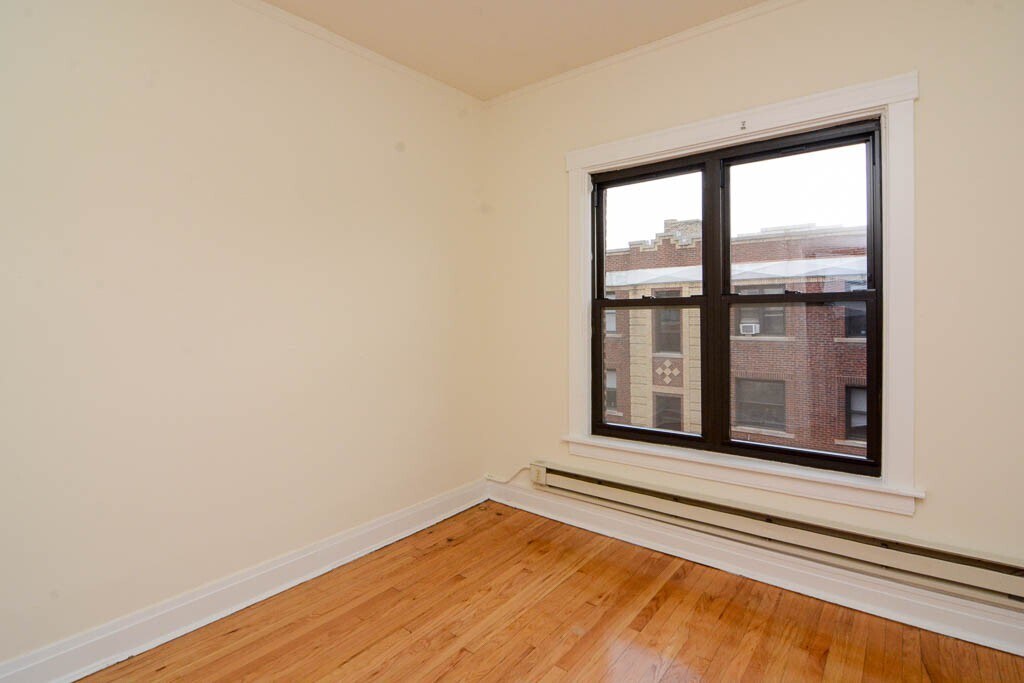Building Photo - 822 W Waveland Ave