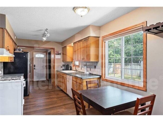 Building Photo - Available 11/1 - very well maintained 4 be...