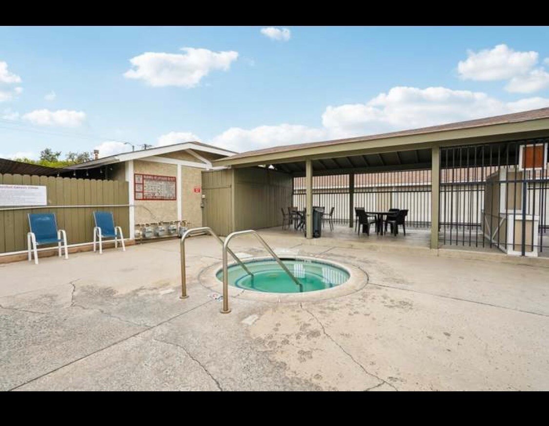 Building Photo - 15210 Shadybend Dr