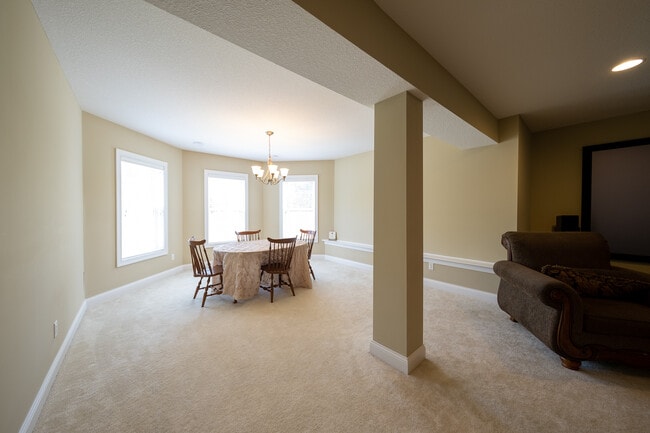 Building Photo - 727 Aster Rd