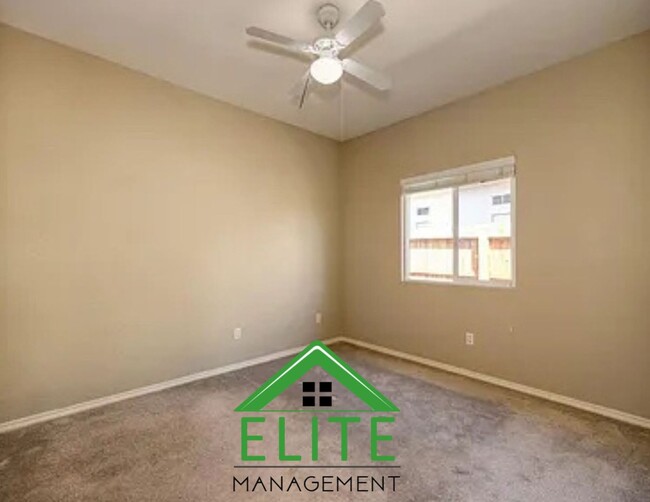 Building Photo - 3 Bed 2 Bath Live your best life in this i...