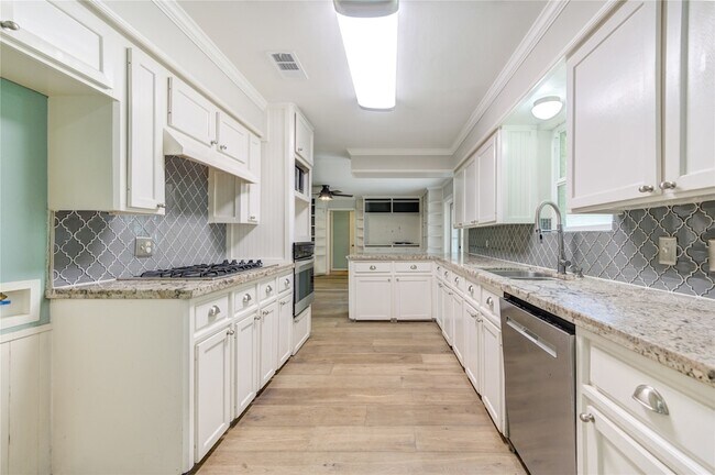 Building Photo - 5019 Oak Forest Dr