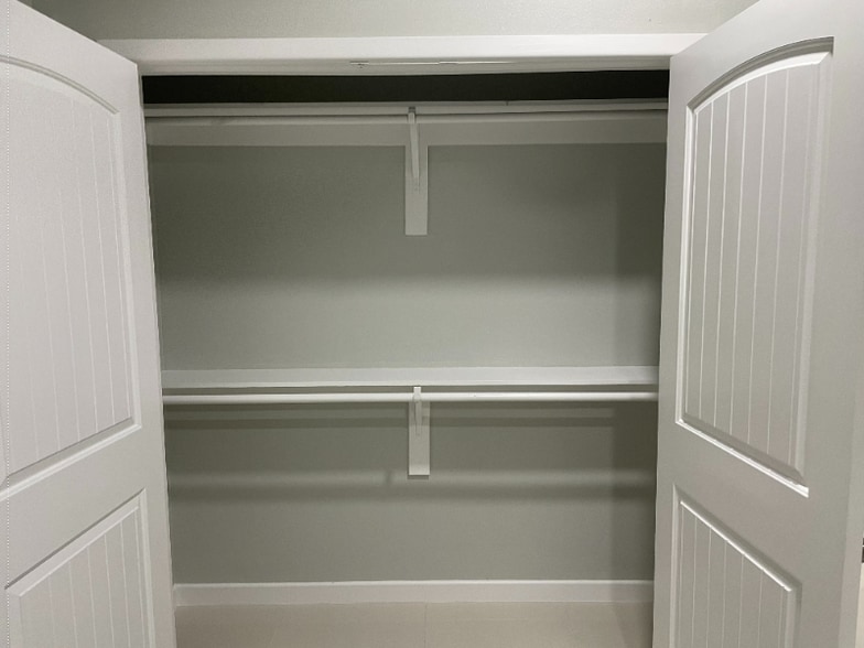 Building Photo - 2511 N Vineyard Ave