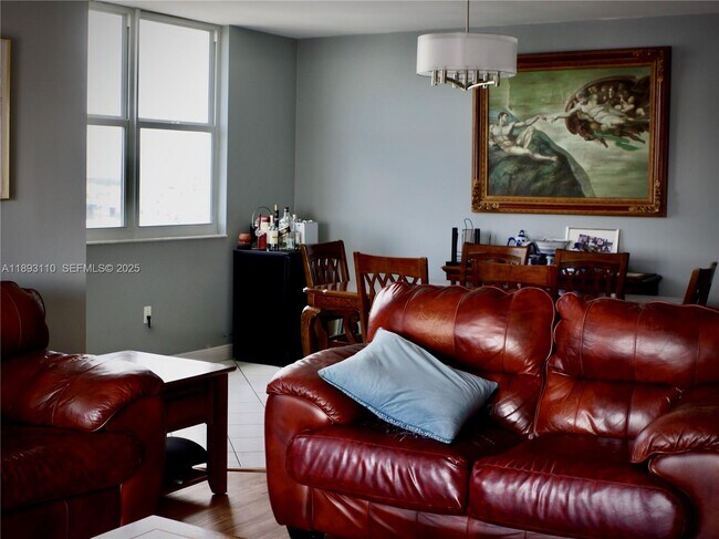 Building Photo - 300 Bayview Dr