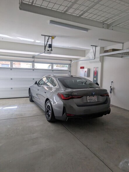 Building Photo - 2430 E Lincoln Ave