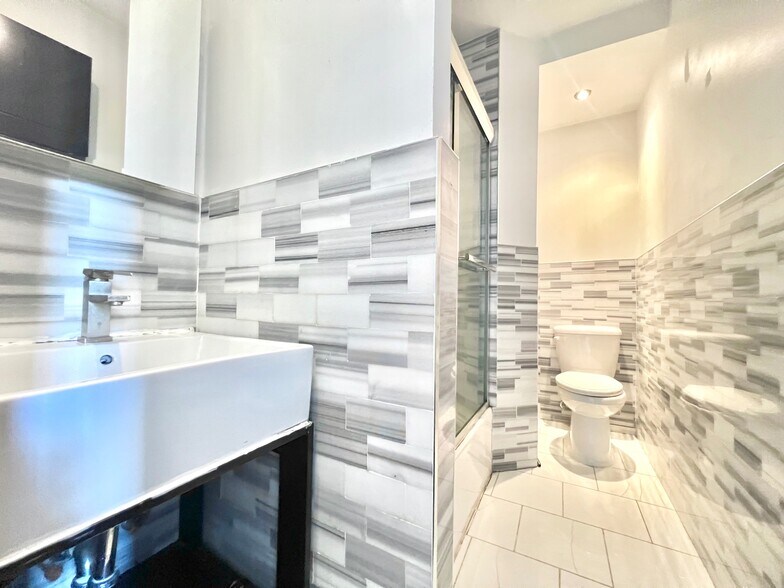 Building Photo - 953 Columbus Ave