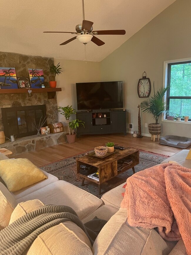 Building Photo - 1543 Hillhaven Dr