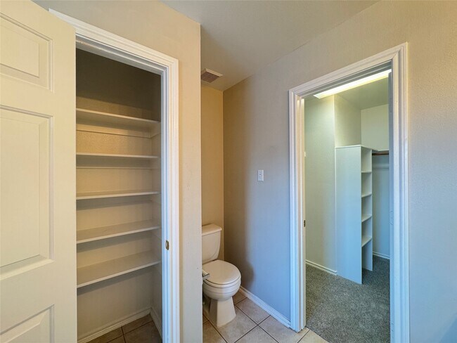 Building Photo - 5711 Vinemont Ln
