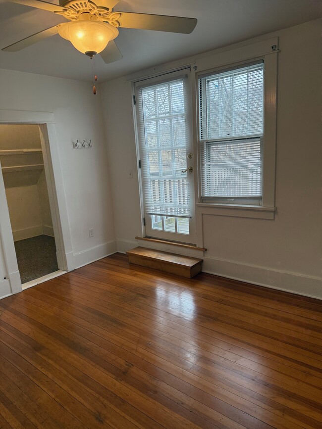 Bedroom - walk in closet - 1037 Rush St