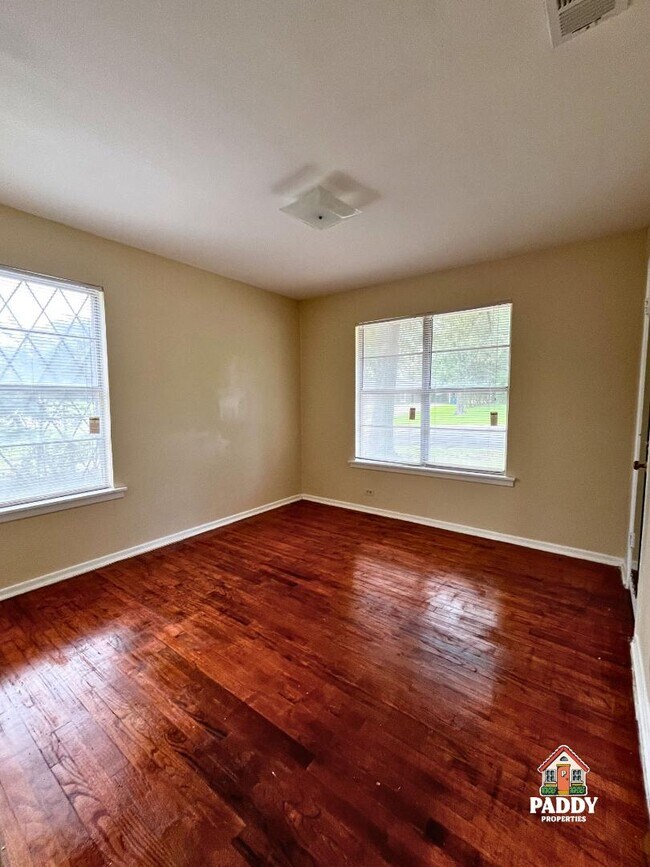Building Photo - 411 Redbud Ln