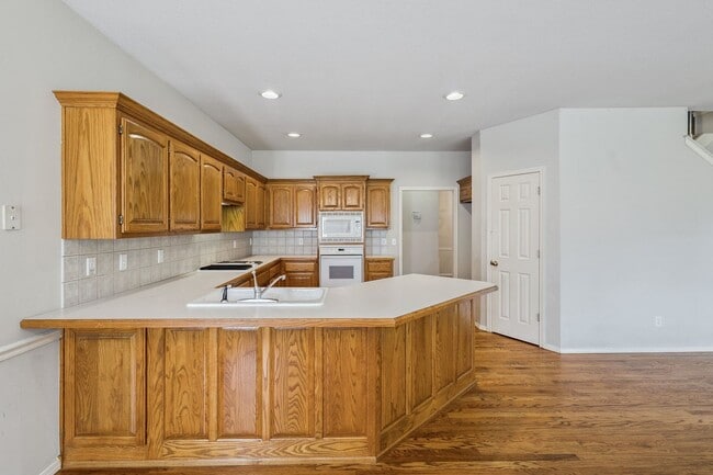 Building Photo - Spacious 4 Bedroom + Bonus Room & Office