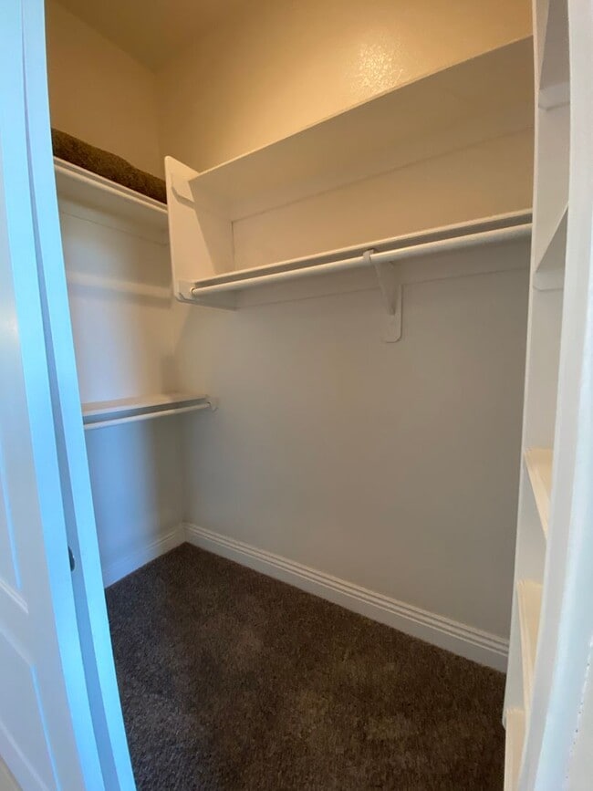 Building Photo - CALVADA VALLEY U.1 - Oakleaf Avenue