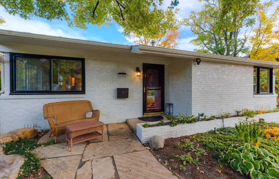 Building Photo - 2229 Mariposa Ave