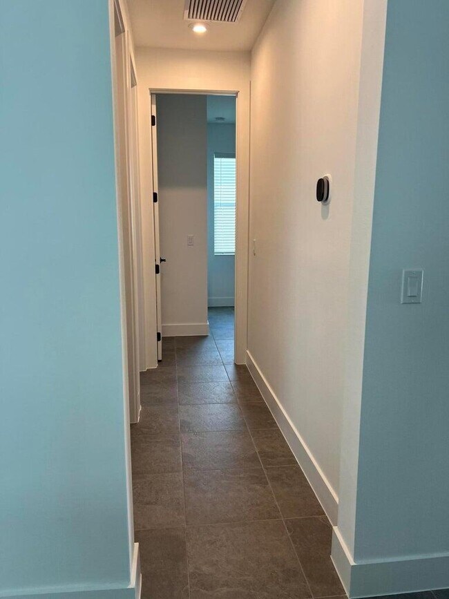 Building Photo - 12800 SW Eleanor Dr