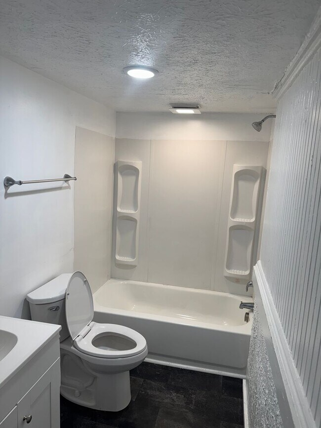 Building Photo - 2 Bedroom Duplex off of Rivermont Ave.