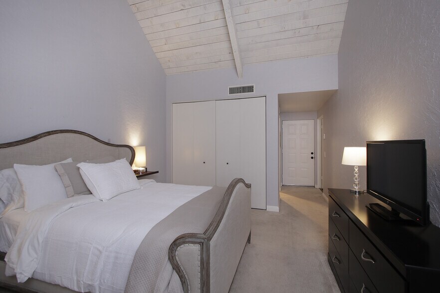 High wood ceiling in The Master - 78205 Cortez Ln