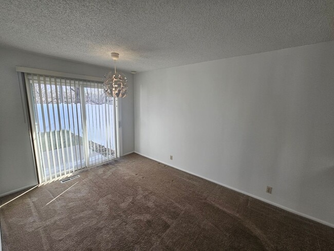 Building Photo - Great 3 Bed / 2 Bath Duplex in Millcreek