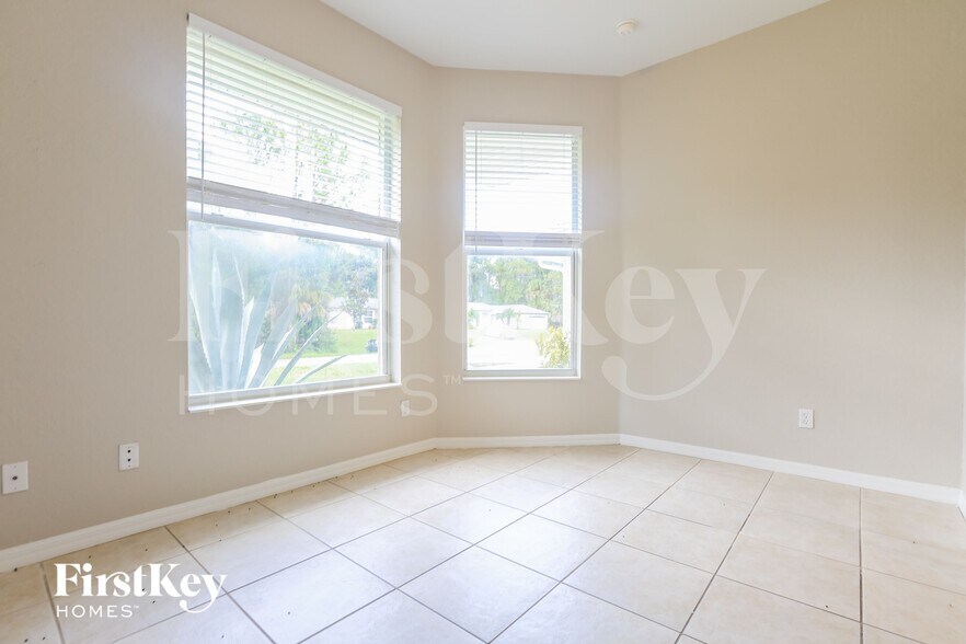 Building Photo - 4511 Jaslo Ave