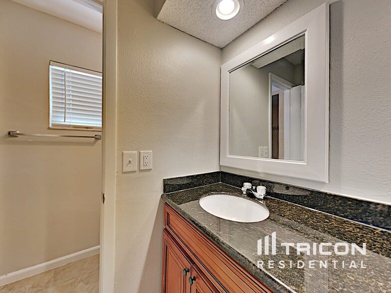 Building Photo - 1110 Estatewood Dr