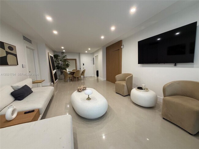 Building Photo - 2030 S Ocean Dr