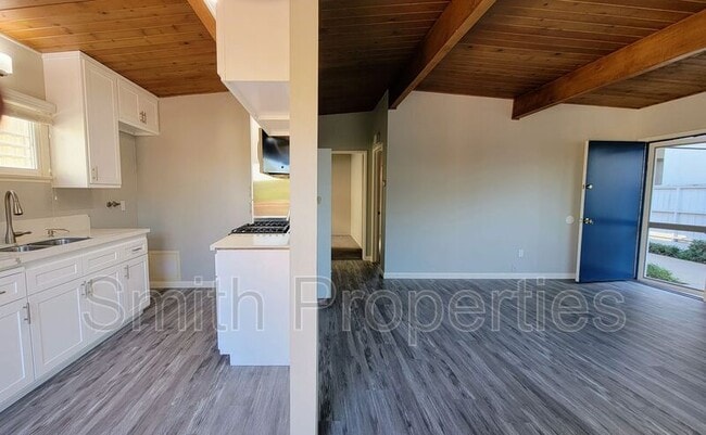 Building Photo - 606 N Irena Ave