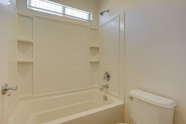 Building Photo - FANTASTIC 3 BEDROOM 2.5 BATH IN NORTH LAS ...