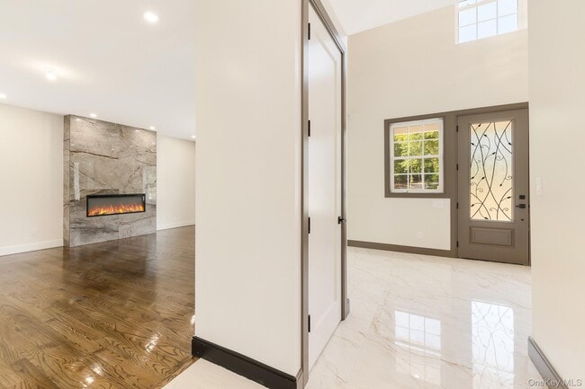 Building Photo - 2 Hallock Ct