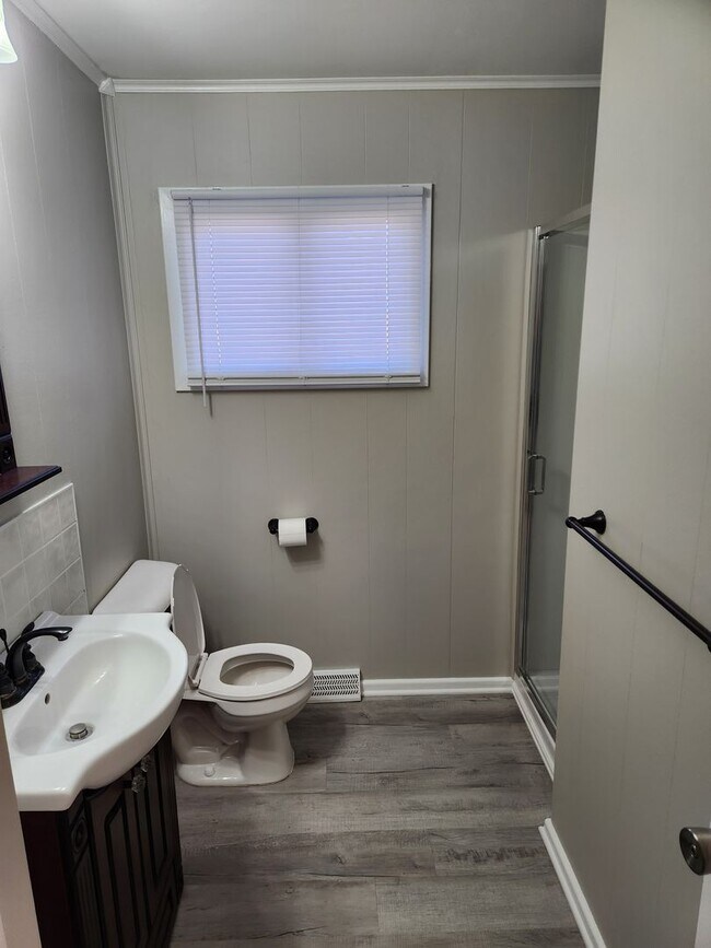 Building Photo - 3 bed, 2 bath, 1 car garage Newly remodeled with fenced backyard!