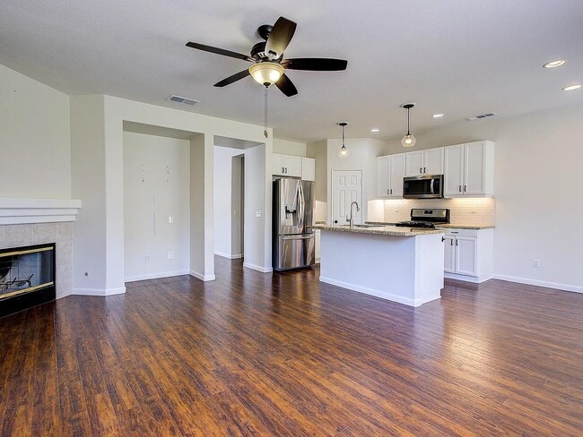 Building Photo - 924 Glendora Dr