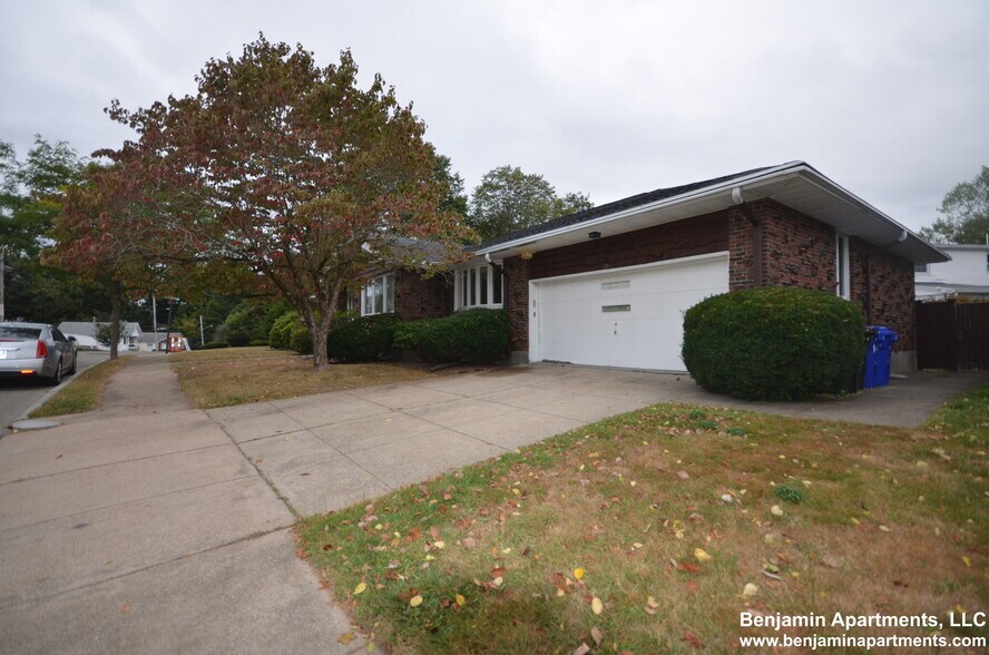 Building Photo - 20 Mossdale Rd