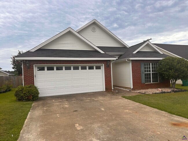 Building Photo - 123 Larkspur Ln