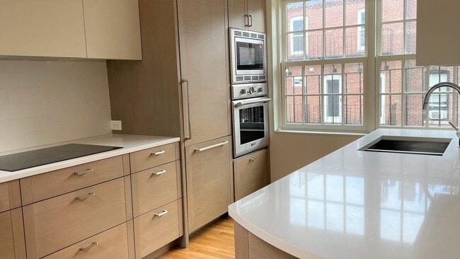 Building Photo - 33 Lawrence St