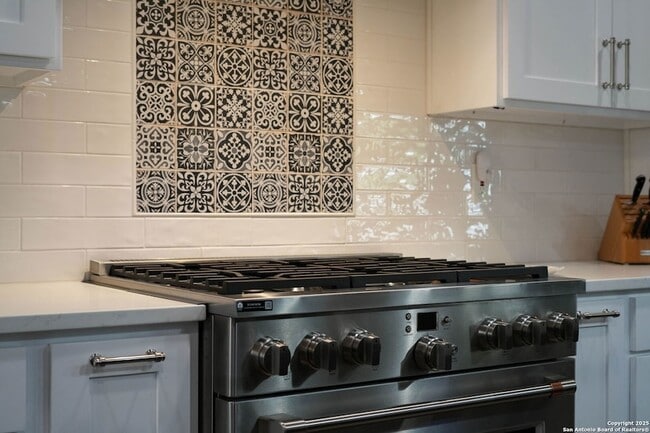 Building Photo - 711 Midway Crest