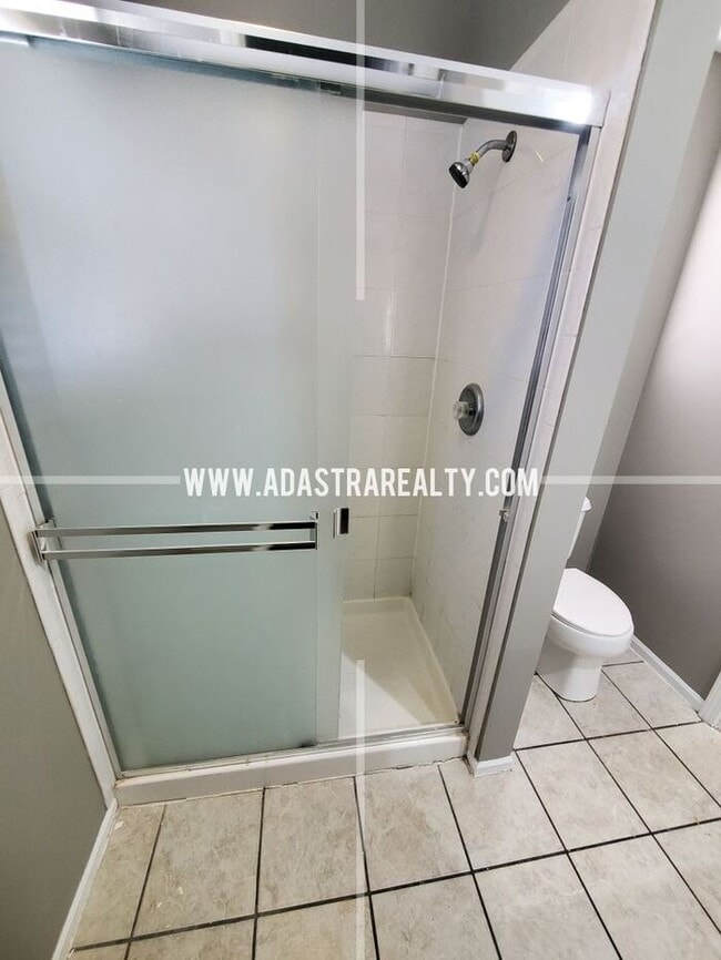 Building Photo - Spacious Duplex in the Heart of Olathe-Com...