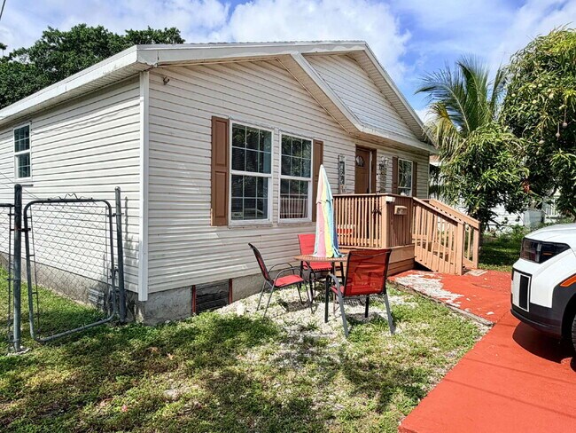 Building Photo - "Charming 4-Bed Oasis with 2 Baths in Prime West Palm Beach Location – 1560 Sq Ft of Comfort!"