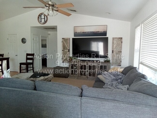 Building Photo - Updated Downtown Roseville Home - 2 Bed, 2...