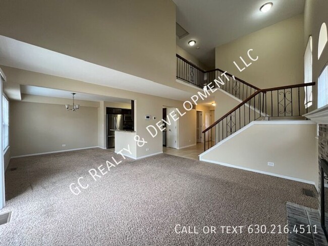 Building Photo - ** 3 BEDROOM / 2.5 BATH / END UNIT / SS AP...