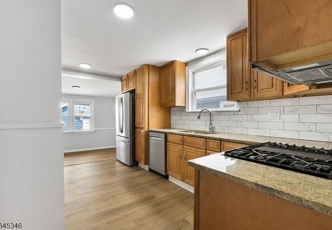 Building Photo - 49 Oakwood Ave