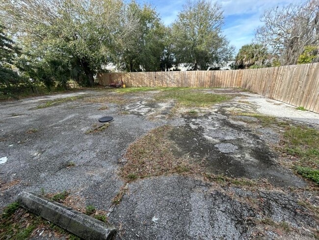 Building Photo - 1022 N Swindell Ave