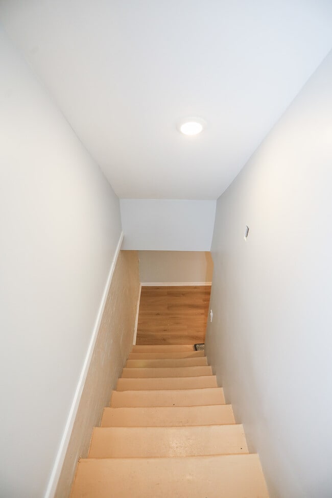 Building Photo - 1359 W Barry Ave