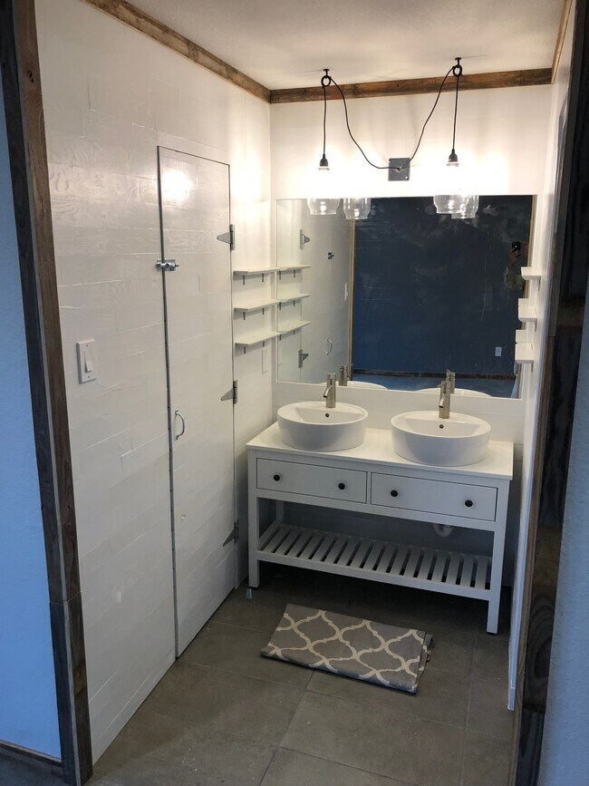 Building Photo - 5915 Cedar Ridge Dr