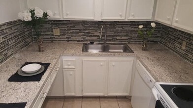 Building Photo - 733 SE 1st Way