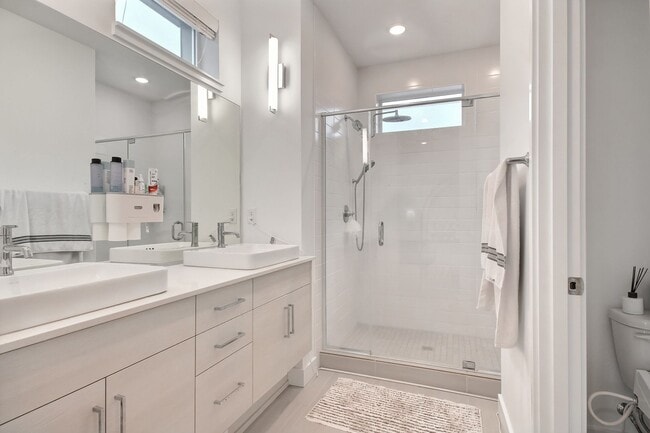 Building Photo - Stunning Modern Townhome in Sammamish!