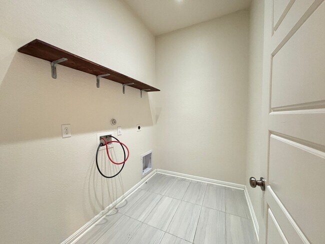 Building Photo - Beautiful 4-Bedroom Home with Free Communi...