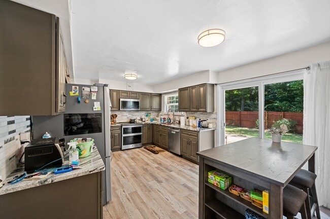 Building Photo - 4399 Hialeah Dr