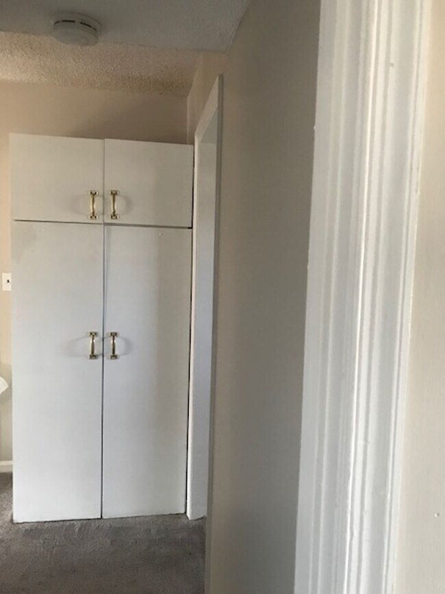 Building Photo - MOVE IN SPECIAL!!-Available 1 Bedroom Apar...