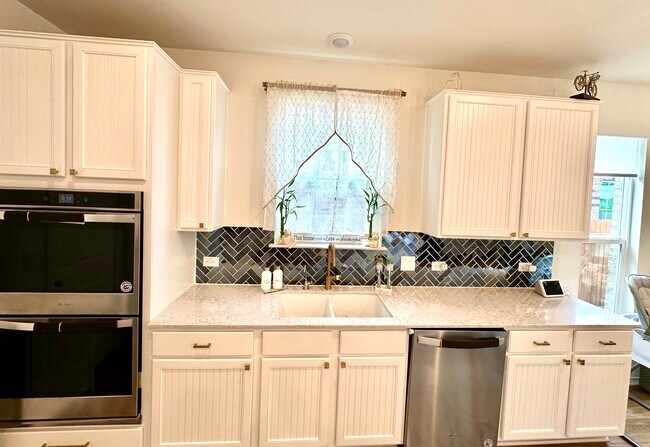Building Photo - 524 Ayinger Ln