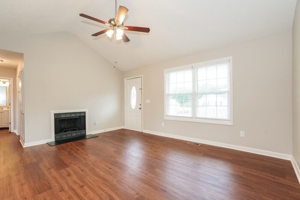 Building Photo - 581 Woodcrest Dr
